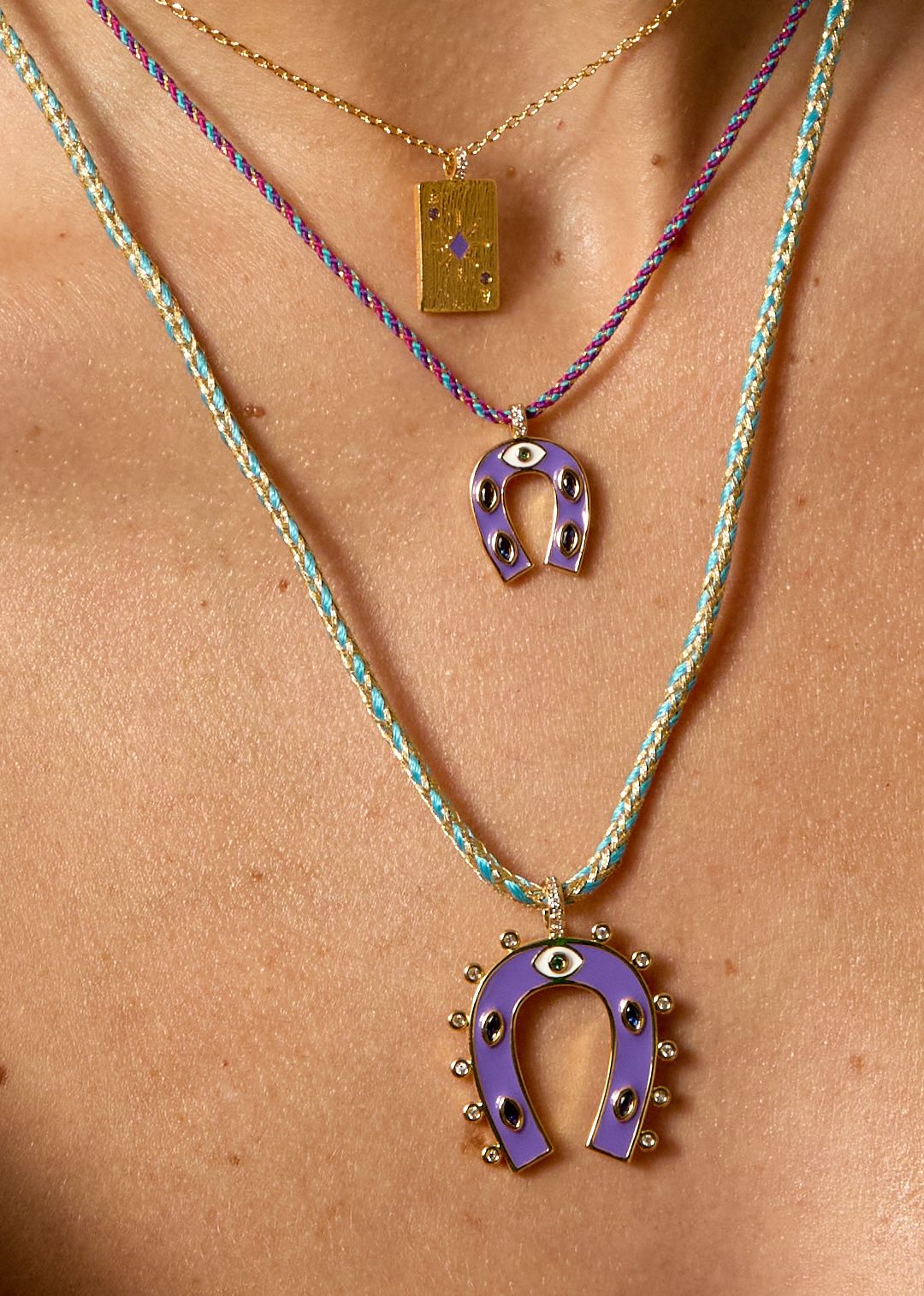 Collier Purple Horseshoe Mya Bay porté en accumulation