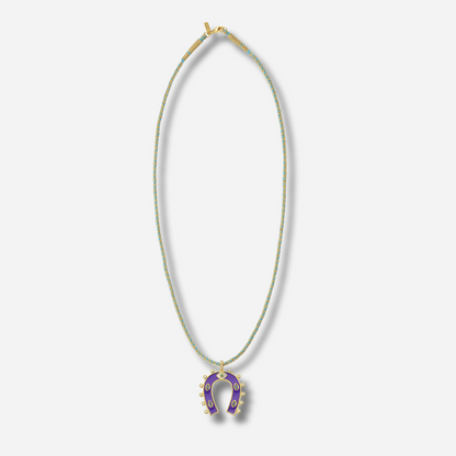 Détail du pendentif fer à cheval violet du collier Purple Horseshoe Mya Bay