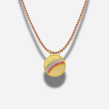 Collier Rainbow Mya Bay doré avec médaillon arc coloré