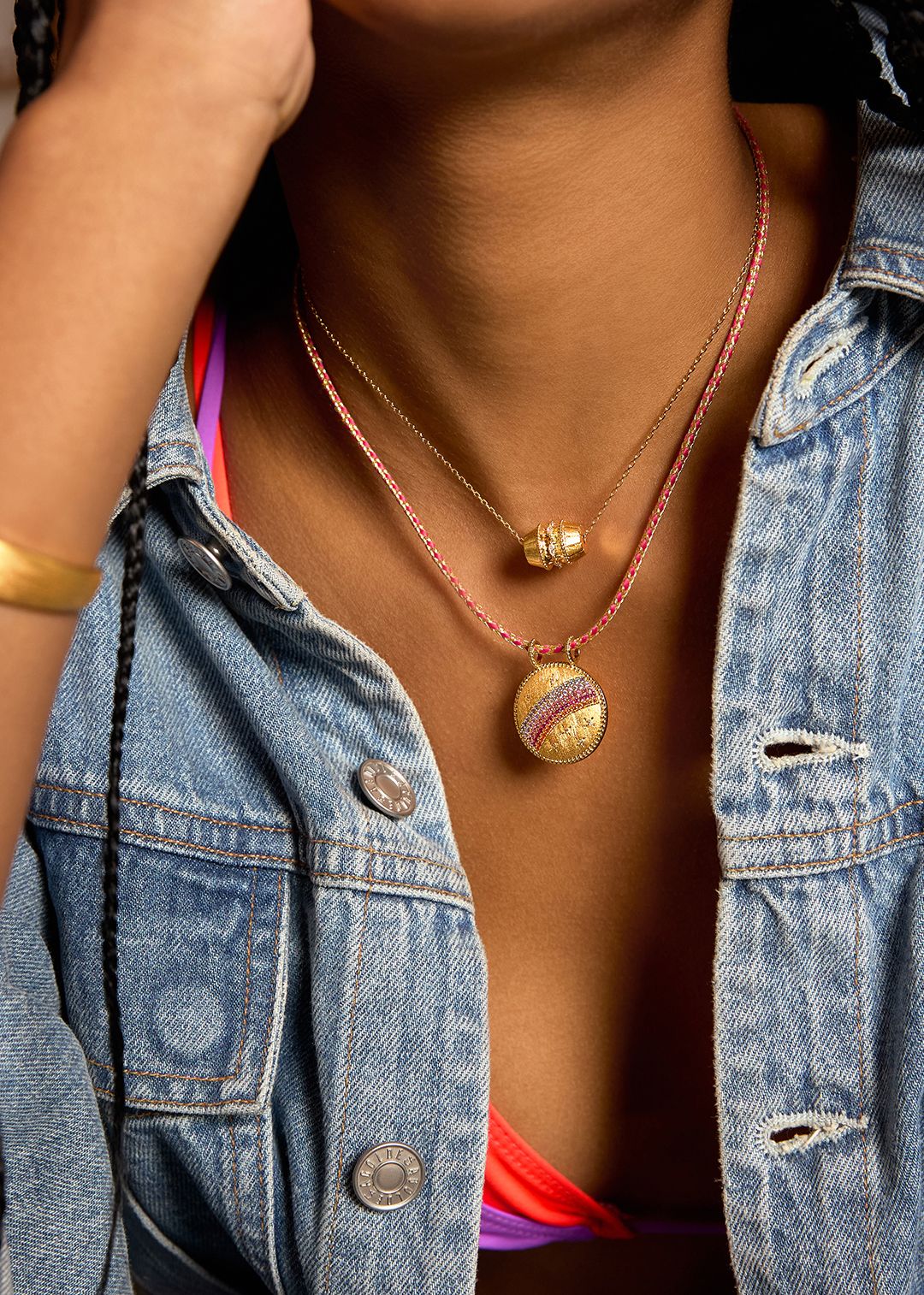 Collier Rainbow Mya Bay porté en accumulation