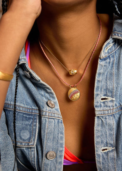 Collier Rainbow Mya Bay porté en accumulation