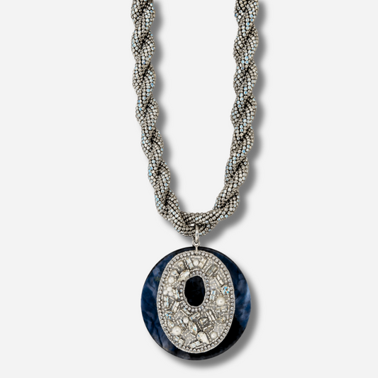 Collier Rainbow Strass Silver Francine Bramli Paris avec pendentif bleu et strass porté
