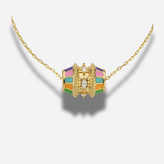 Collier Rainbow Talisman Mya Bay doré avec pendentif multicolore