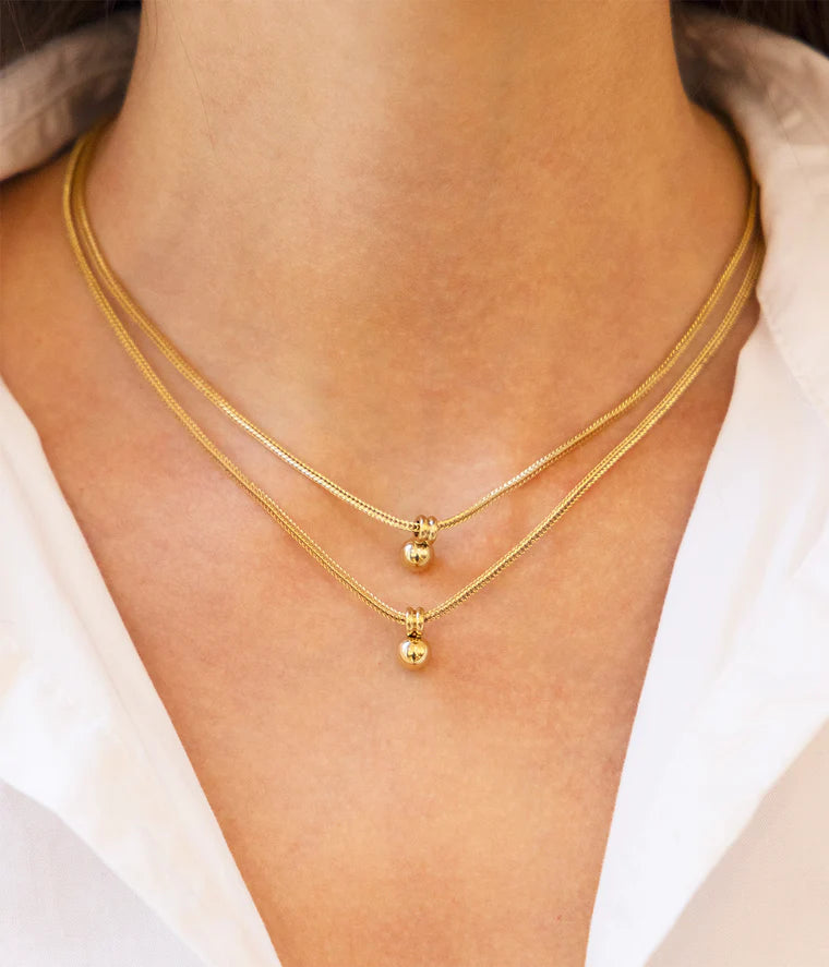 Collier Regala Zag porté bijou doré minimaliste double rang