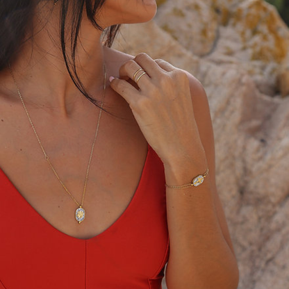 Collier Santa Giulia Trèfle Argent Amadrina Corse avec trèfle doré et médaillon pailleté argent
