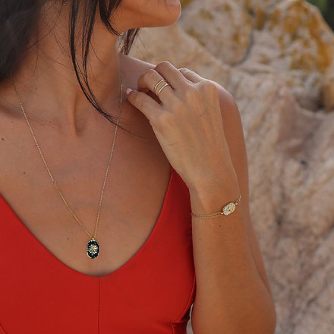 Collier Santa Giulia Trèfle Noir Amadrina Corse avec trèfle doré et médaillon en paillettes noires
