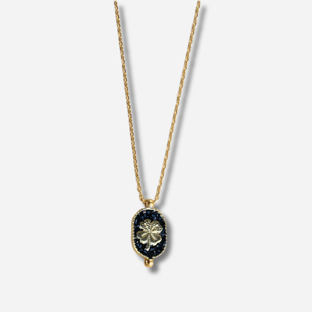 Collier Santa Giulia Trèfle Noir Amadrina Corse avec trèfle doré et médaillon en paillettes noires
