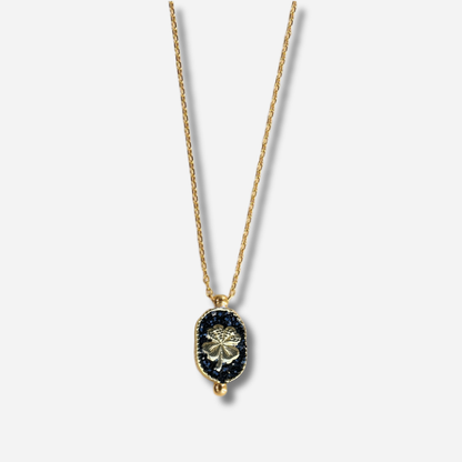 Collier Santa Giulia Trèfle Noir Amadrina Corse avec trèfle doré et médaillon en paillettes noires
