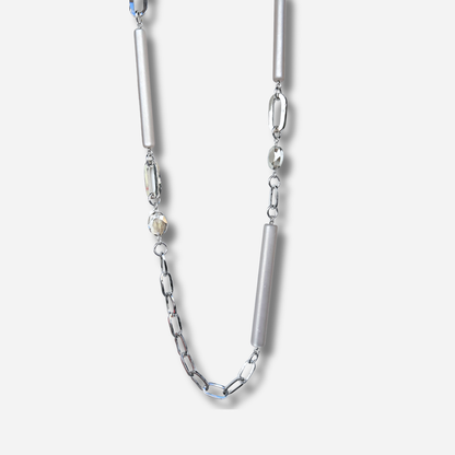Collier long argent moderne Francine Bramli Paris porté