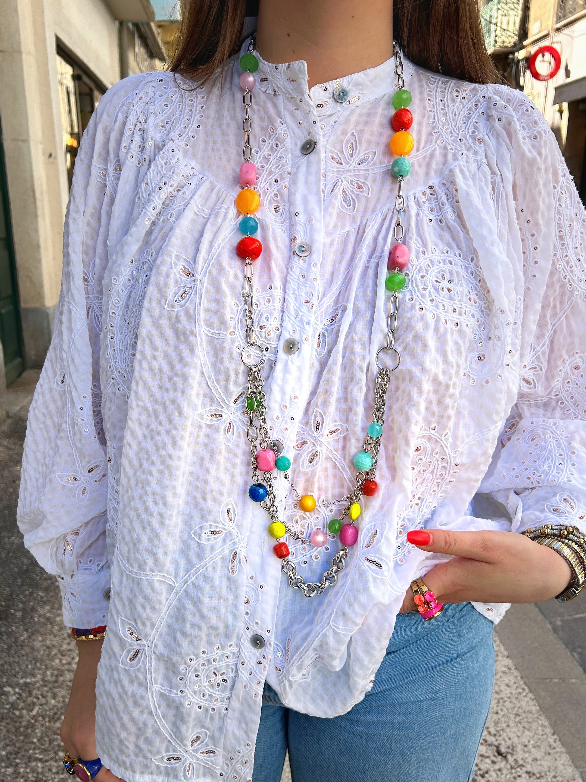 Collier long coloré argent Francine Bramli Paris porté