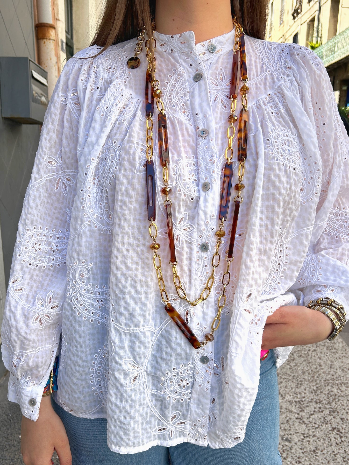 Collier long écaille doré double rang Francine Bramli Paris porté