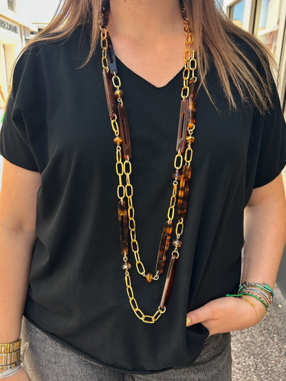 Collier long écaille doré double rang Francine Bramli Paris porté