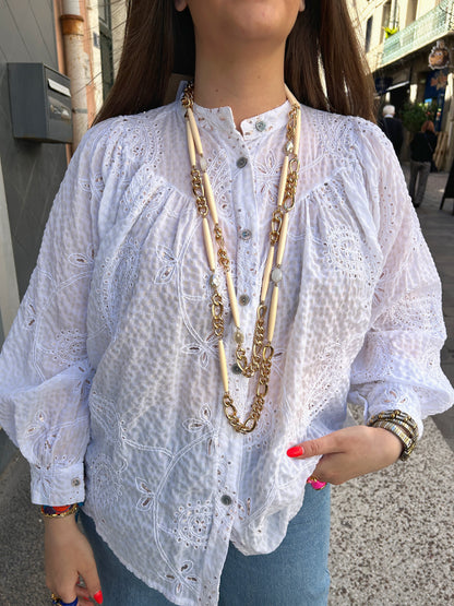 Collier long double rang écru et doré Francine Bramli Paris porté