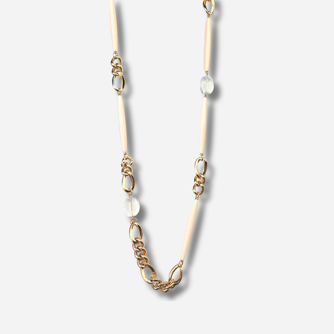 Collier long écru et doré Francine Bramli Paris porté