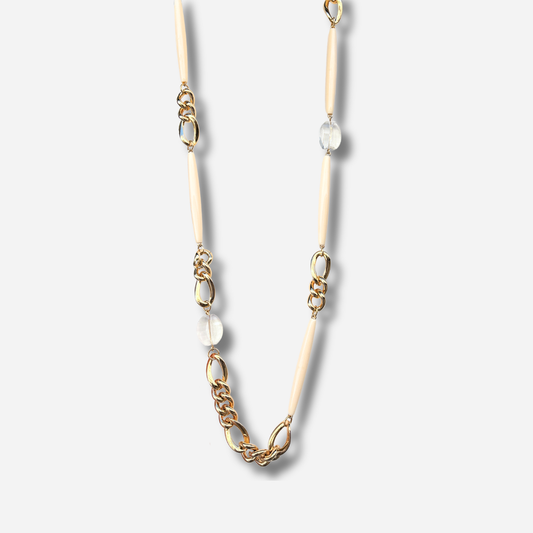 Collier long écru et doré Francine Bramli Paris porté
