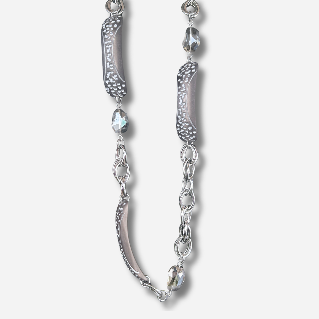 Collier sautoir gris Francine Bramli Paris avec maillons argentés, éléments texturés et perles facettées porté