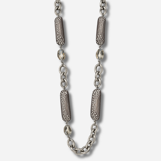 Collier sautoir gris Francine Bramli Paris avec maillons argentés, éléments texturés et perles facettées porté