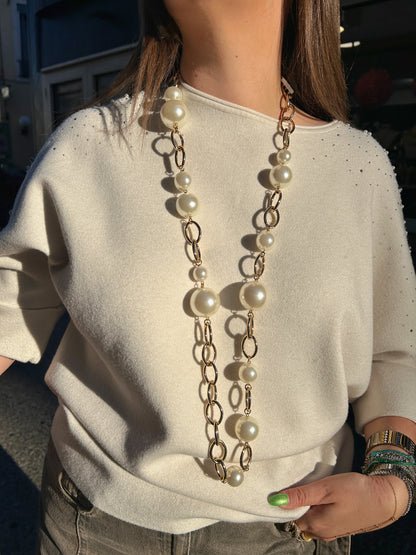 Collier sautoir perles Francine Bramli Paris avec perles nacrées et maillons dorés porté