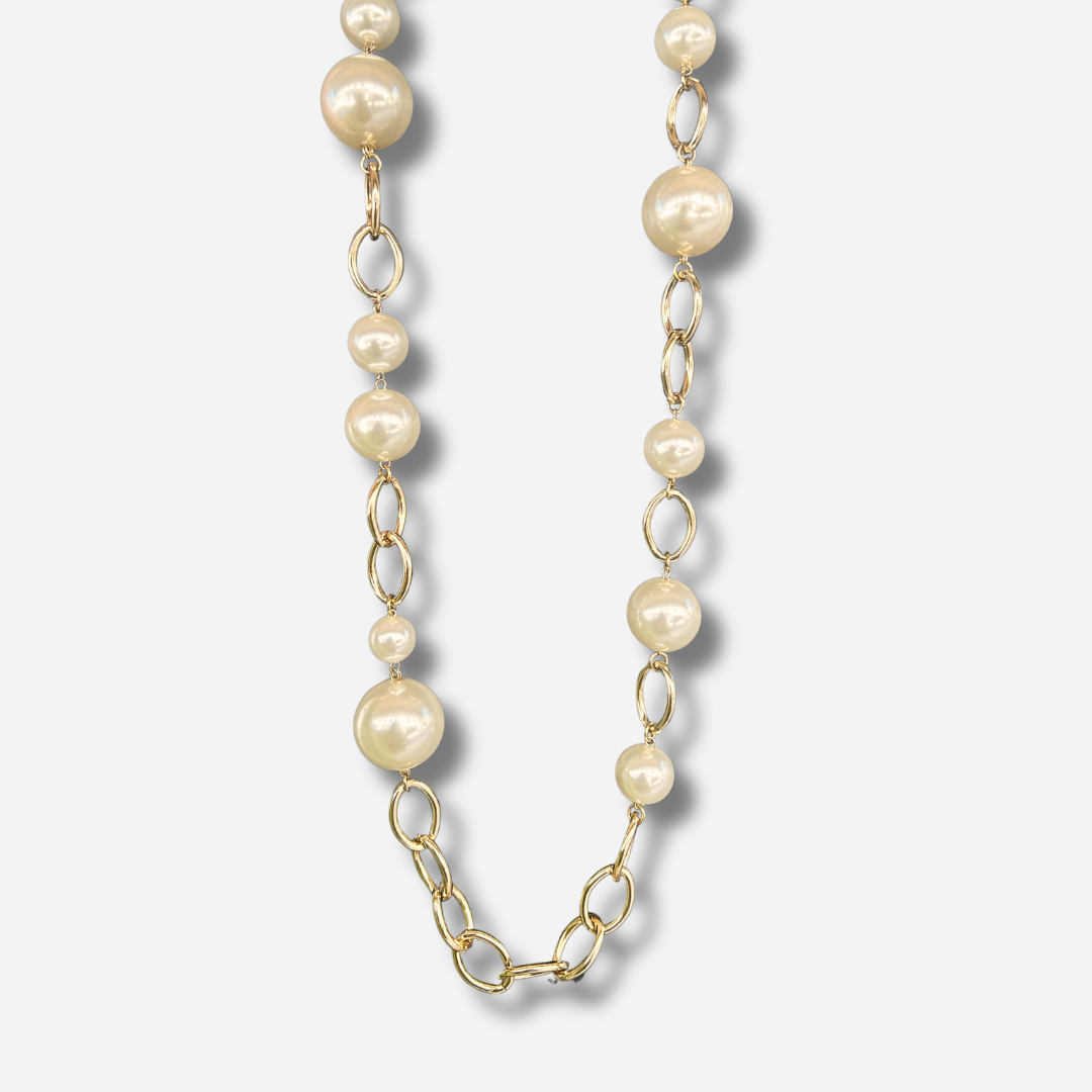 Collier sautoir perles Francine Bramli Paris avec perles nacrées et maillons dorés porté