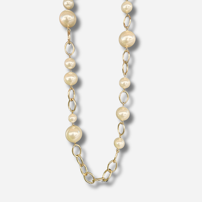 Collier sautoir perles Francine Bramli Paris avec perles nacrées et maillons dorés porté