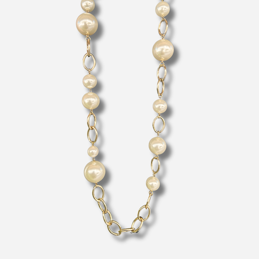 Collier sautoir perles Francine Bramli Paris avec perles nacrées et maillons dorés porté
