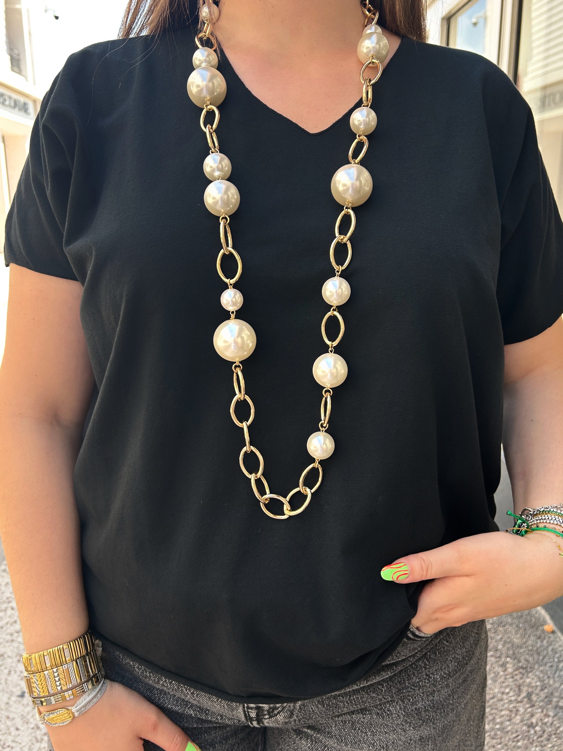 Collier sautoir perles Francine Bramli Paris avec perles nacrées et maillons dorés porté