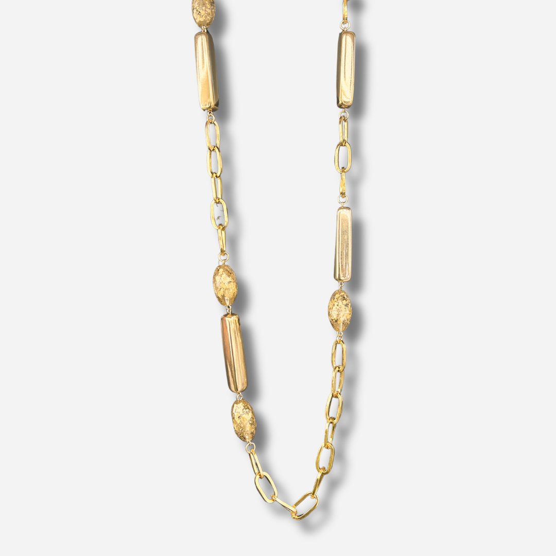 Collier sautoir simple doré Francine Bramli Paris avec maillons et perles texturées porté