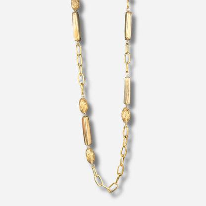 Collier sautoir simple doré Francine Bramli Paris avec maillons et perles texturées porté