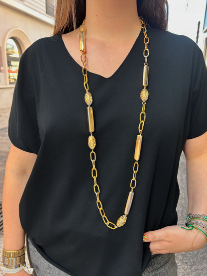 Collier sautoir simple doré Francine Bramli Paris avec maillons et perles texturées porté