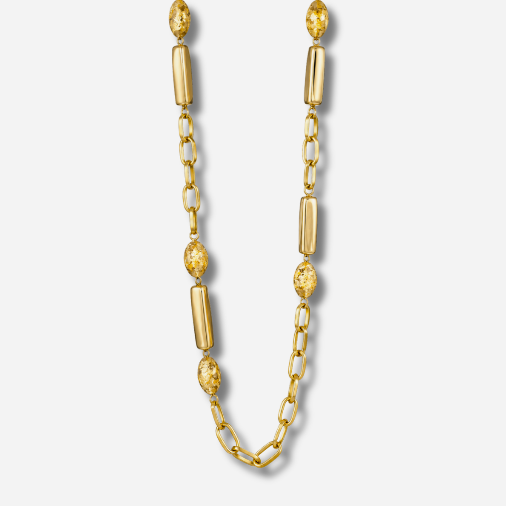 Collier sautoir simple doré Francine Bramli Paris avec maillons et perles texturées porté