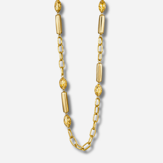 Collier sautoir simple doré Francine Bramli Paris avec maillons et perles texturées porté