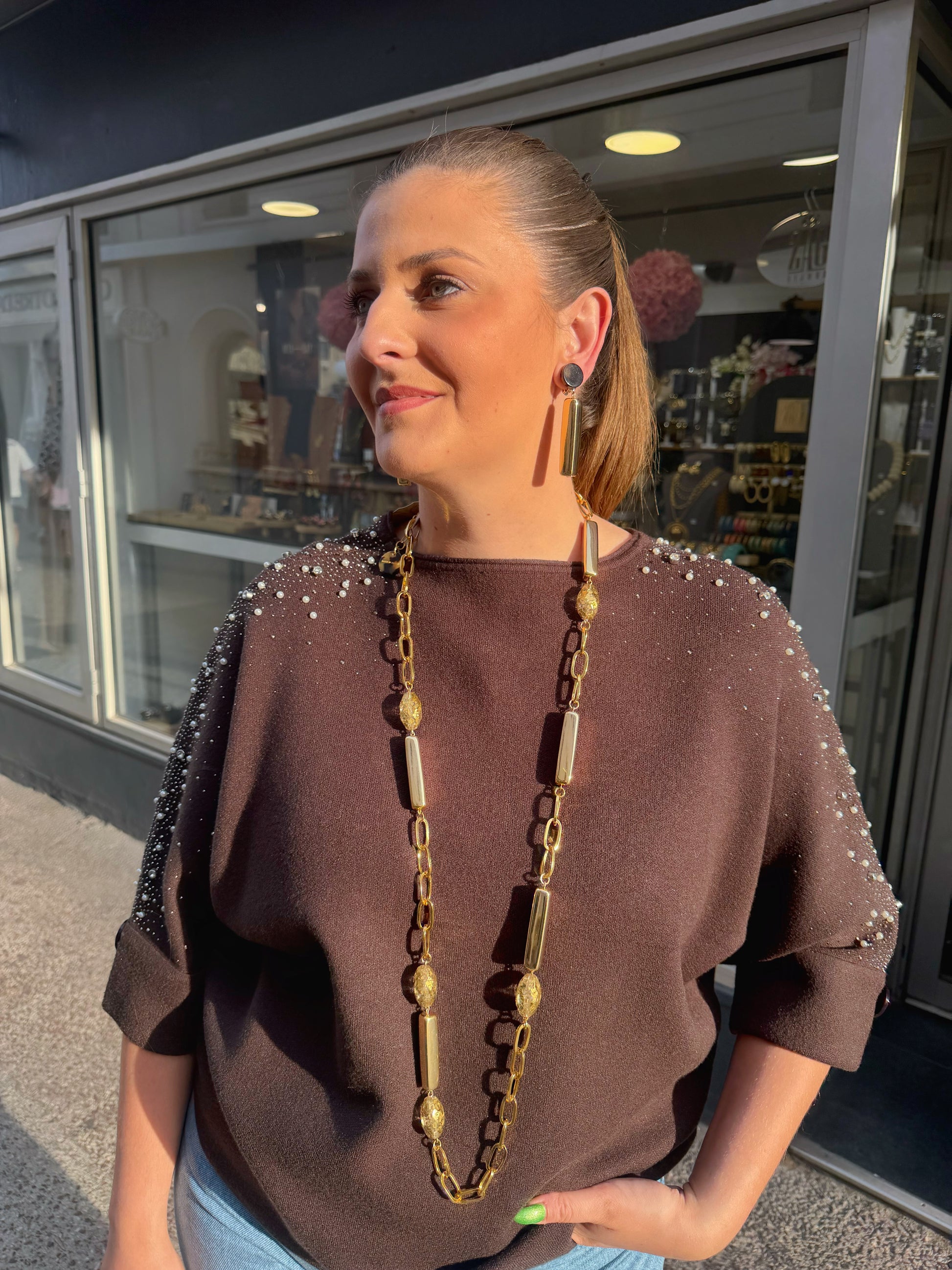 Collier sautoir simple doré Francine Bramli Paris avec maillons et perles texturées porté