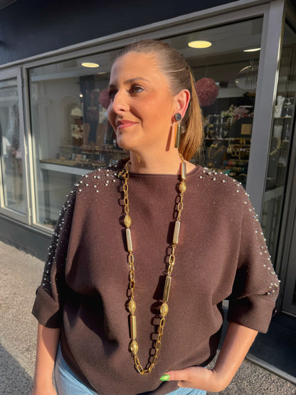 Collier sautoir simple doré Francine Bramli Paris avec maillons et perles texturées porté