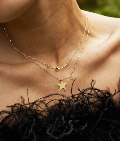 Collier Shanks Zag porté bijou doré fin et lumineux