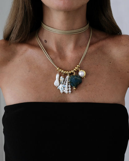 Collier Sigal Mermaid Pampilles Camel porté en ras-de-cou