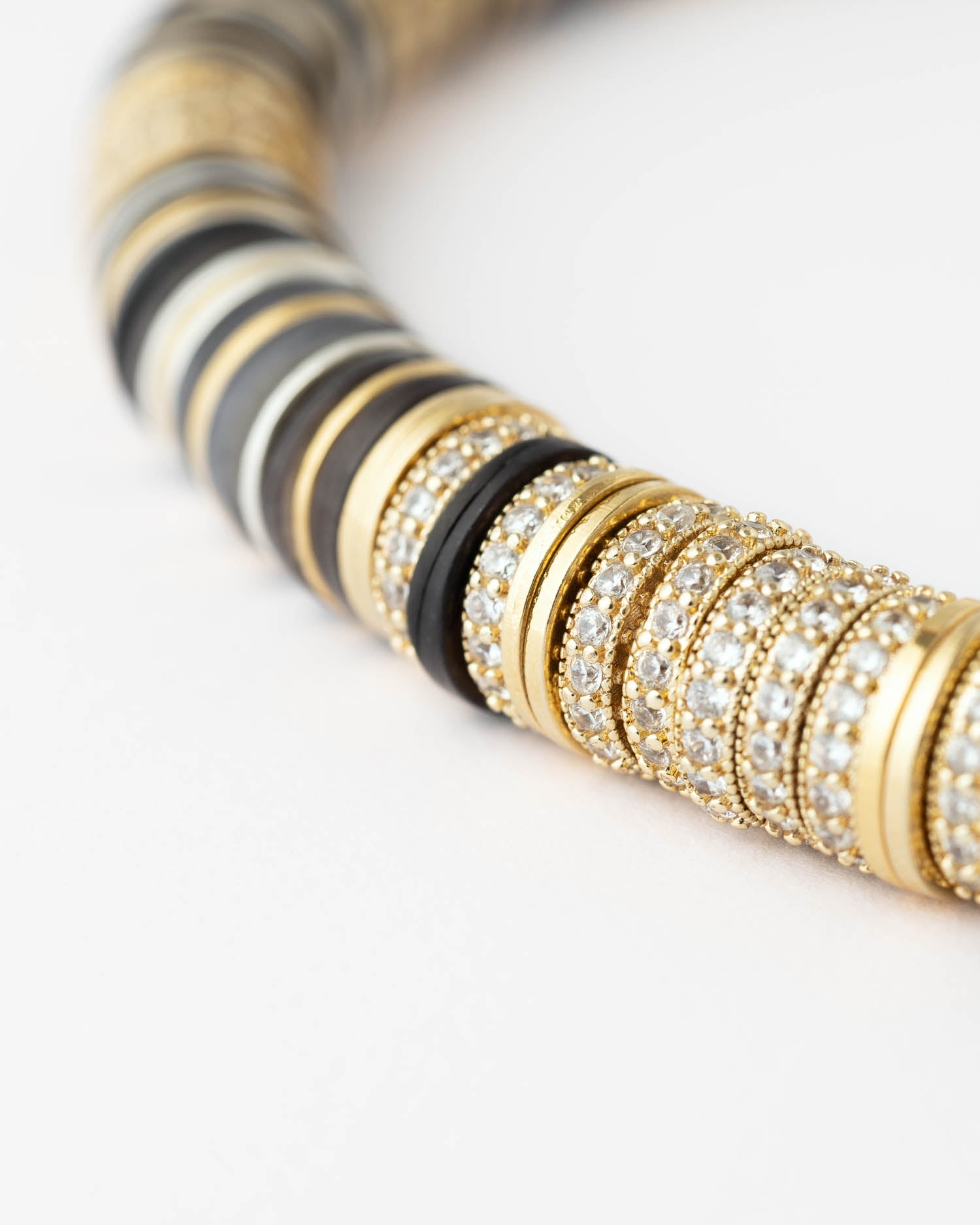 Collier Sigal Rondelle Black porté au cou