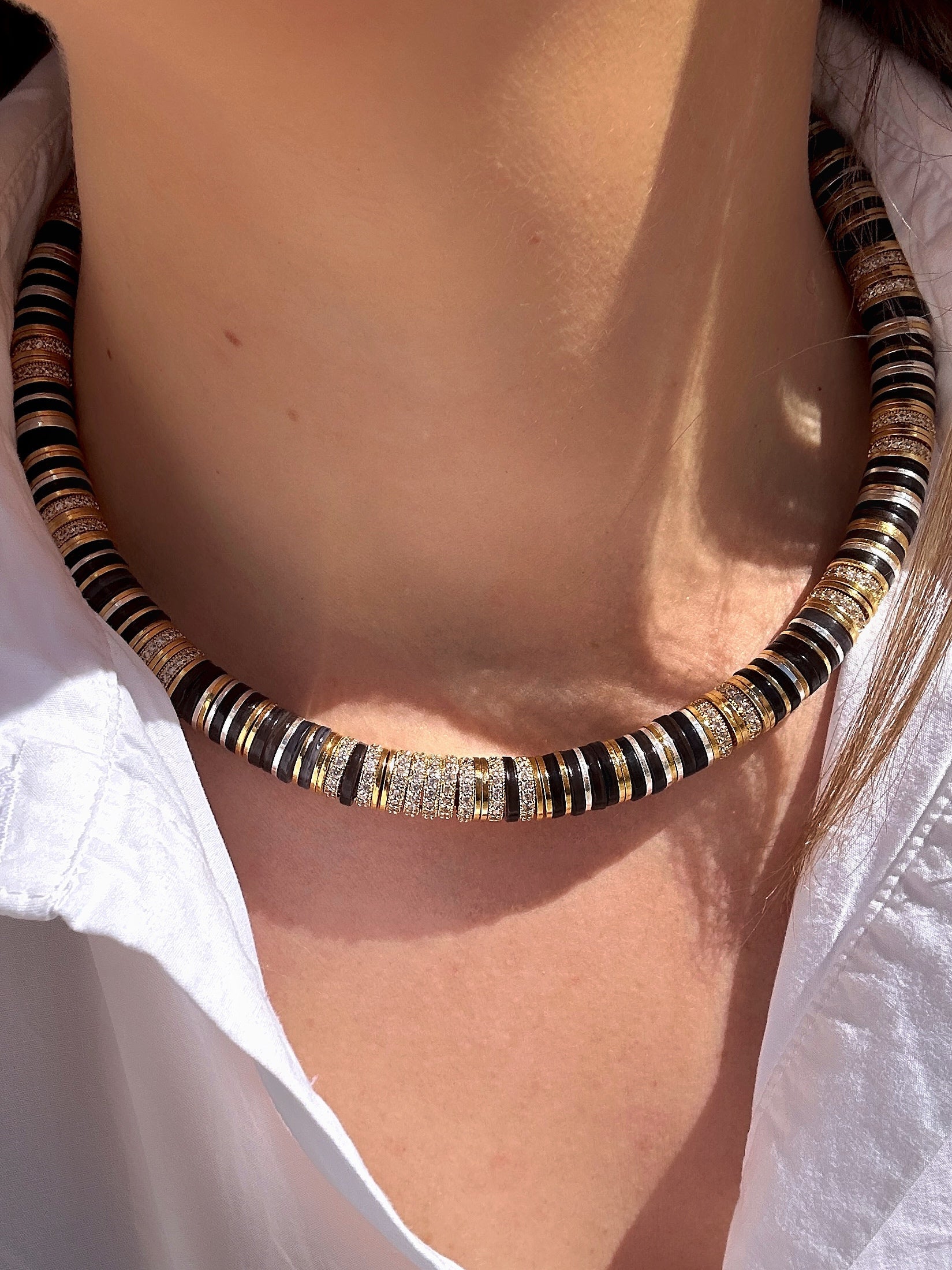 Détail du collier Sigal Rondelle Black rondelles noires et dorées