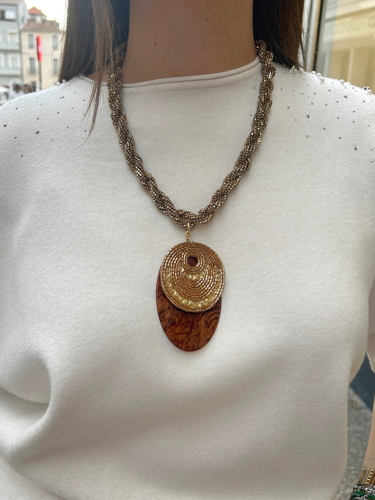 Collier Solal Strass Gold Francine Bramli Paris avec pendentif marron et détails dorés porté
