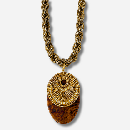 Collier Solal Strass Gold Francine Bramli Paris avec pendentif marron et détails dorés porté
