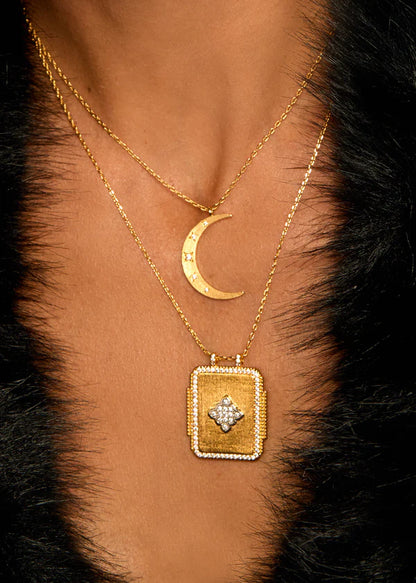 Collier Star Moon Mya Bay porté en accumulation