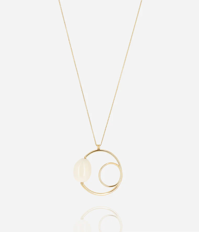 Collier Yael Zag doré avec pendentif cercle et nacre blanche