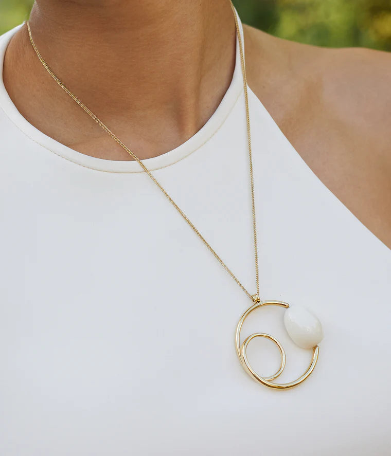 Collier Yael Zag porté pendentif cercle nacre