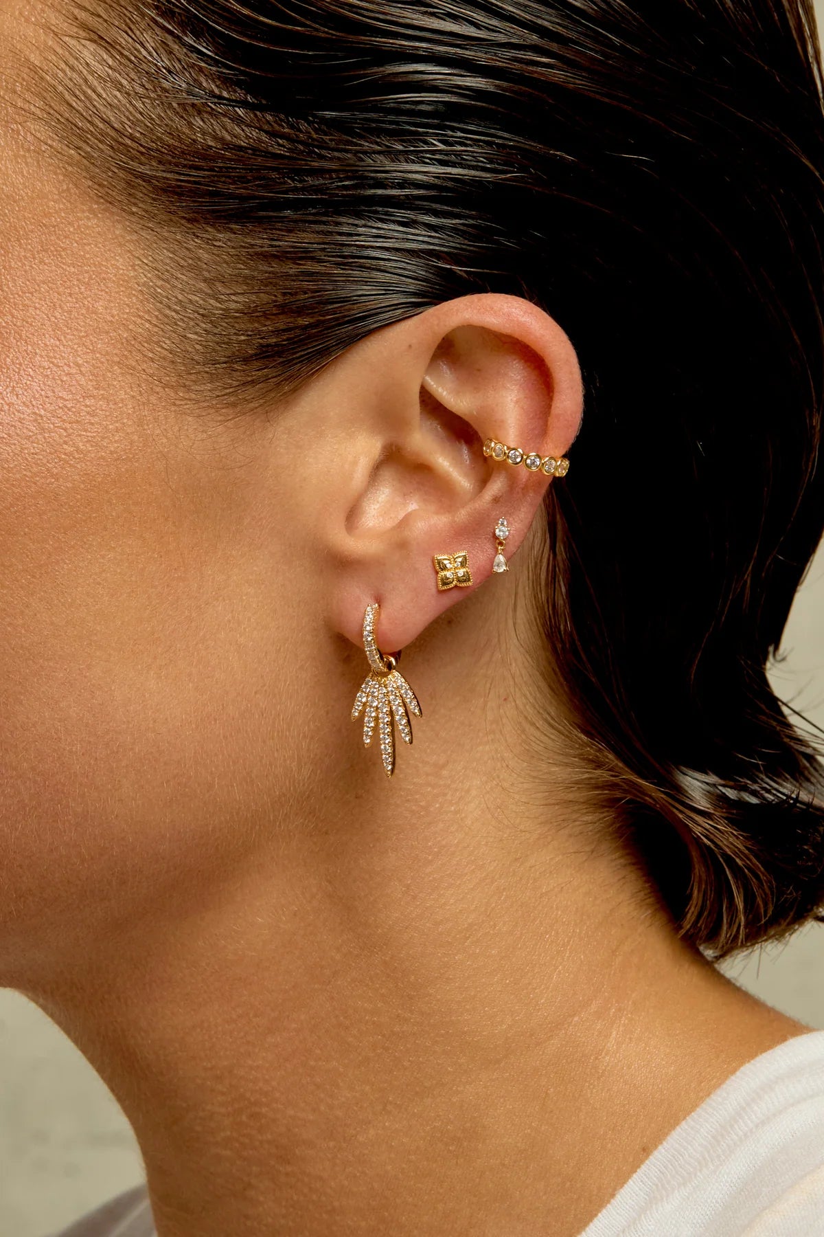 Earcuff Brixton Gold MYA BAY doré, orné de cinq cristaux blancs ronds sertis dans des montures dorées, chez Divinity Sète.