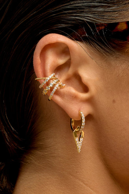 Earcuff Brixton Gold MYA BAY doré, orné de cinq cristaux blancs ronds sertis dans des montures dorées, chez Divinity Sète.
