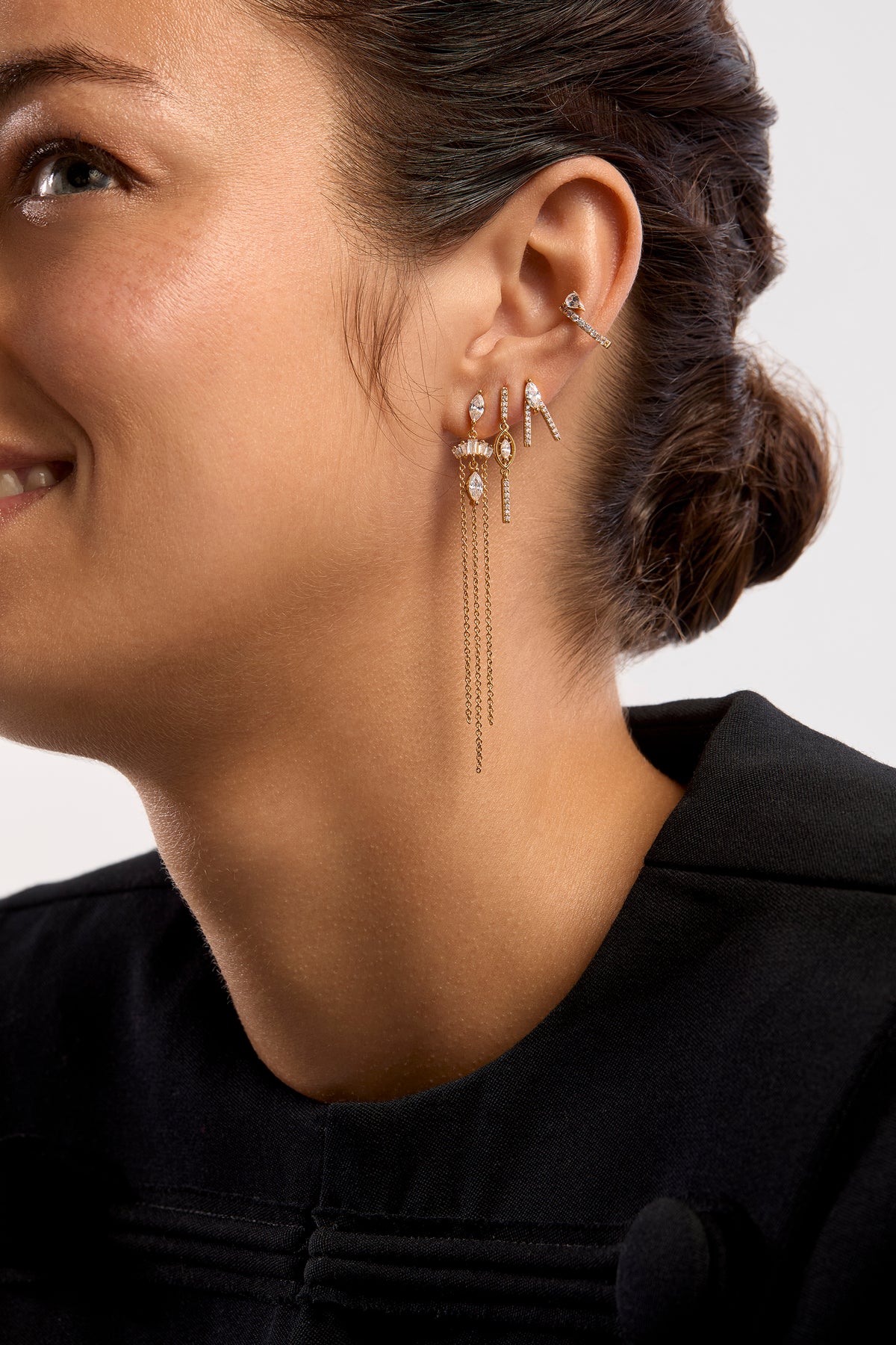 Earcuff Precious Dehli Gold MYA BAY doré, orné d'un cristal blanc en forme de cœur et d'une rangée de cristaux ronds, chez Divinity Sète.