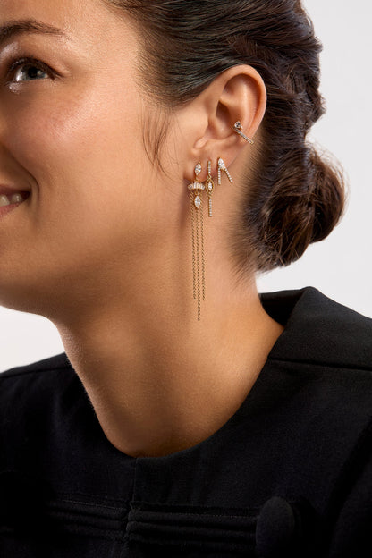 Earcuff Precious Dehli Gold MYA BAY doré, orné d'un cristal blanc en forme de cœur et d'une rangée de cristaux ronds, chez Divinity Sète.