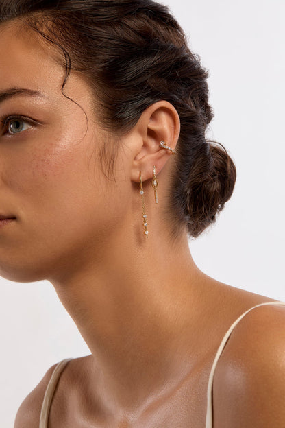 Earcuff Precious Dehli Gold MYA BAY doré, orné d'un cristal blanc en forme de cœur et d'une rangée de cristaux ronds, chez Divinity Sète.
