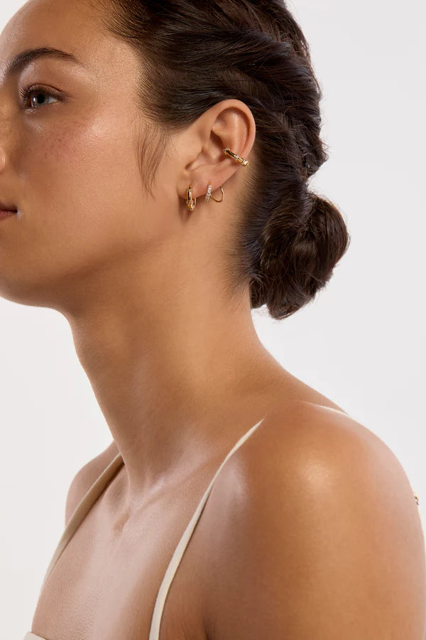 Détail earcuff Rock Mya Bay multi rangs strass