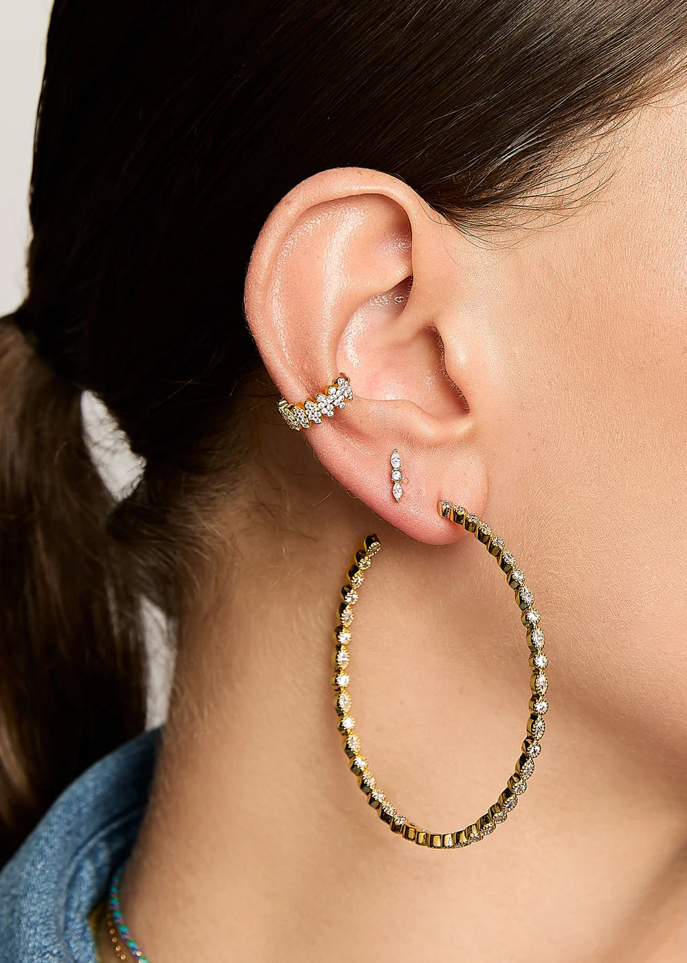 Earcuff Sao Paulo Gold MYA BAY doré, orné de motifs chevrons géométriques sertis de cristaux blancs étincelants, chez Divinity Sète.