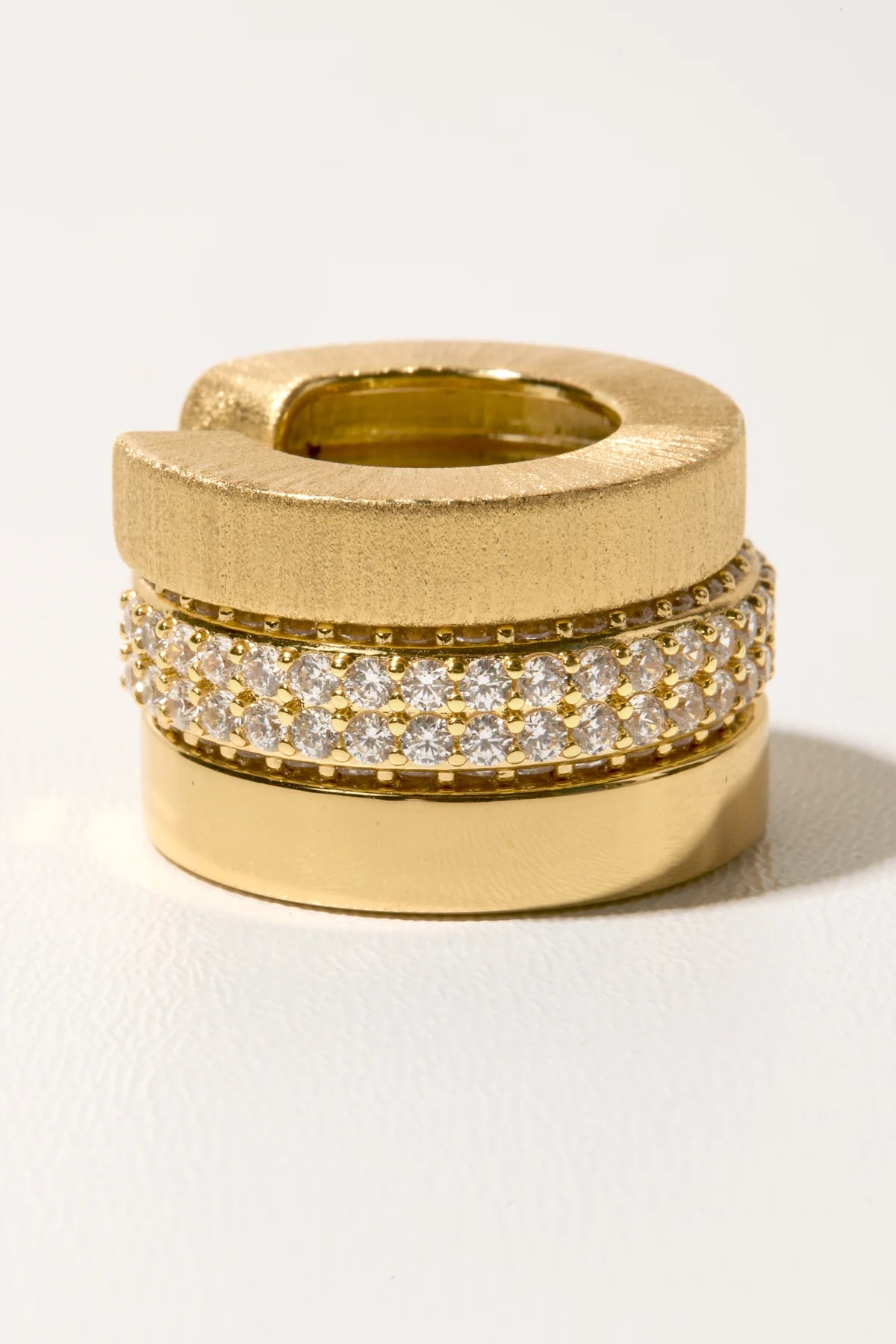 Earcuff Shiny Excess Gold MYA BAY doré serti de strass blancs
